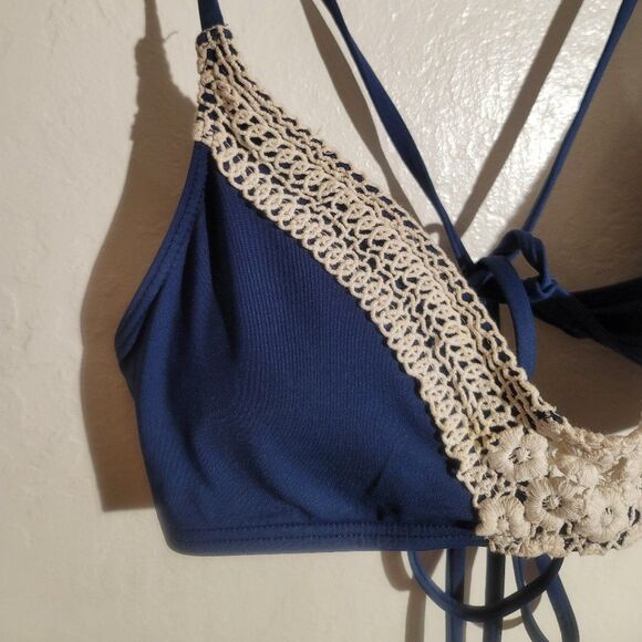 LUCKY BRAND Swim sz M GUC Navy Blue Cream Crochet Criss Cross Back Bikini Top - Picture 3 of 9